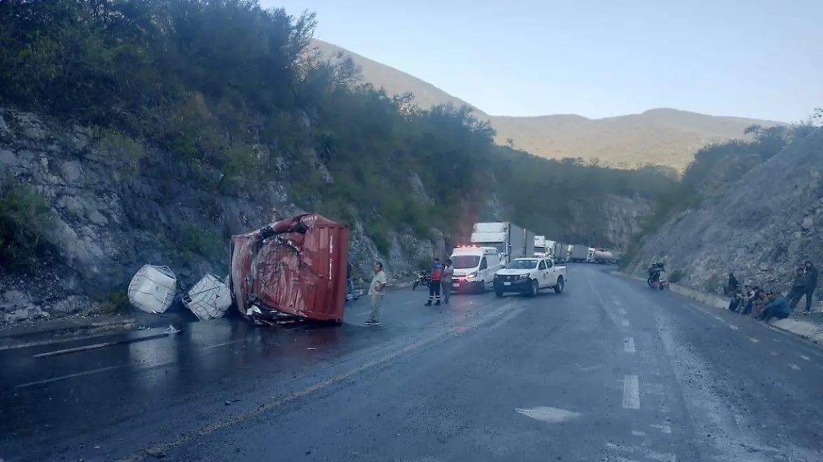 Derrame de miel en la carretera Victoria-Jaumave SSPT (1)